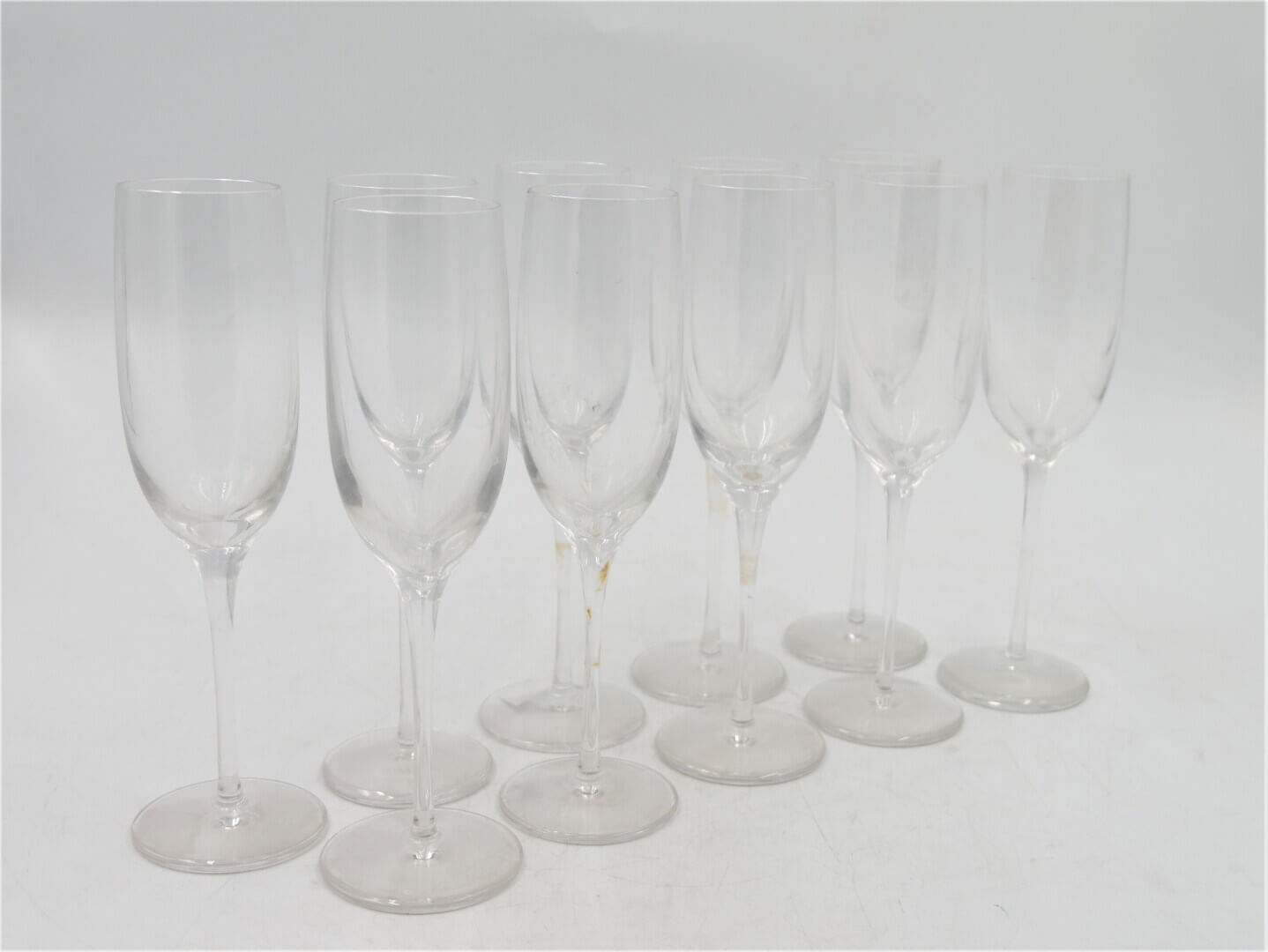 SAINT LOUIS - Suite de huit flutes à champagne en cristal