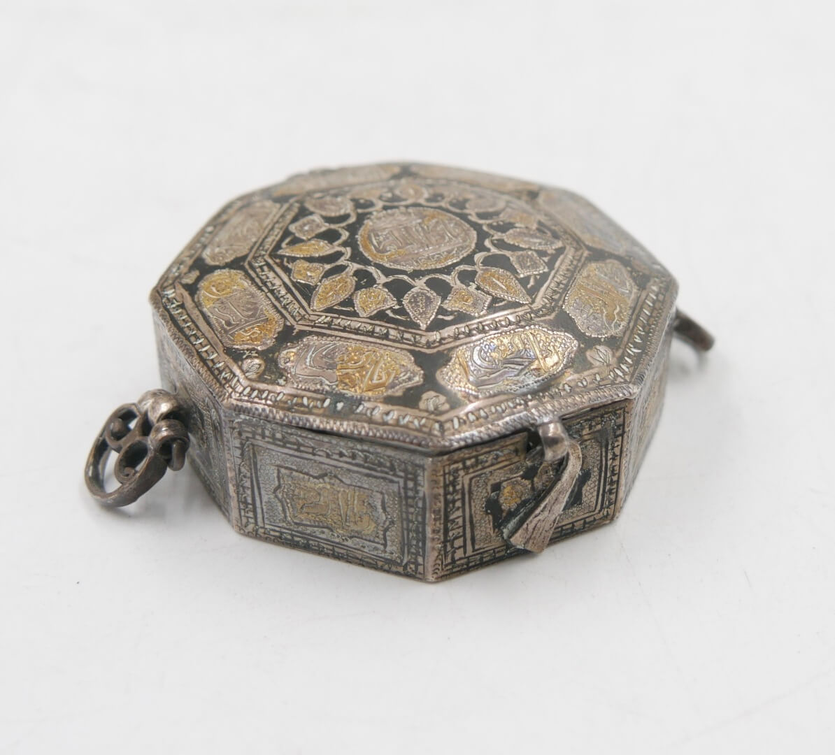 IRAN - XIXe siècle - Boîte talismanique octogonale en argent