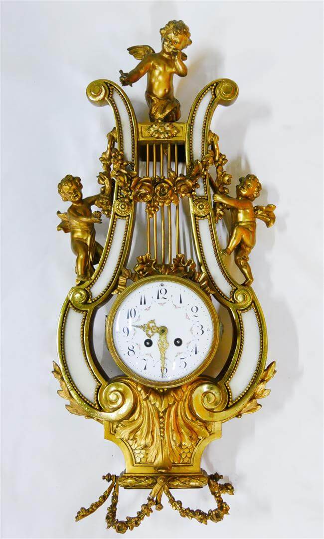 FRANCE - Époque début du XXe siècle Pendule d_applique en forme de lyre en bronze doré