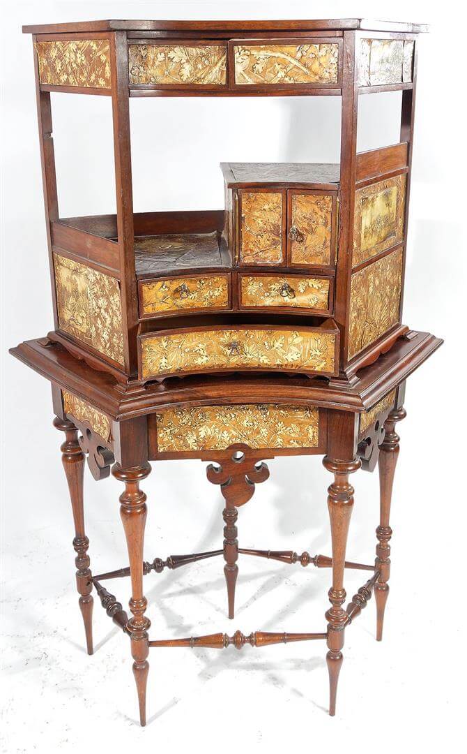 ANGLETERRE - Vers 1900 Cabinet trapézoïdal de style indochinois