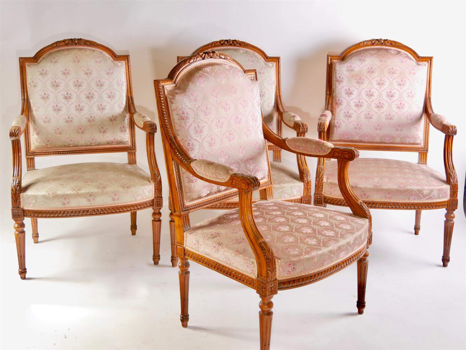 FRANCE - Début du XXe siècle Suite de quatre fauteuils à la reine de style Louis XVI