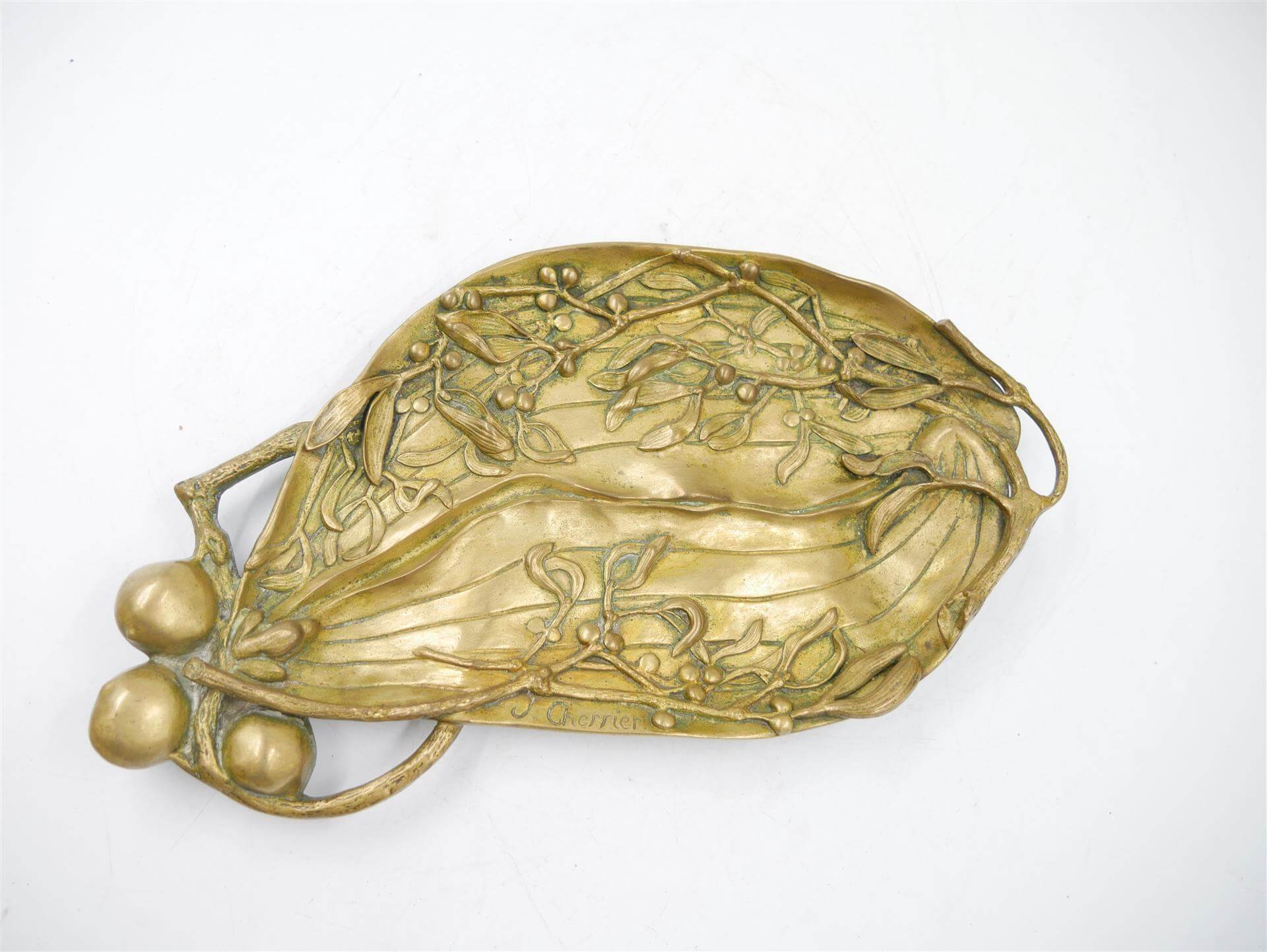 ART NOUVEAU - J. CHERRIER - Coupe en bronze doré à motif de gui en demi relief