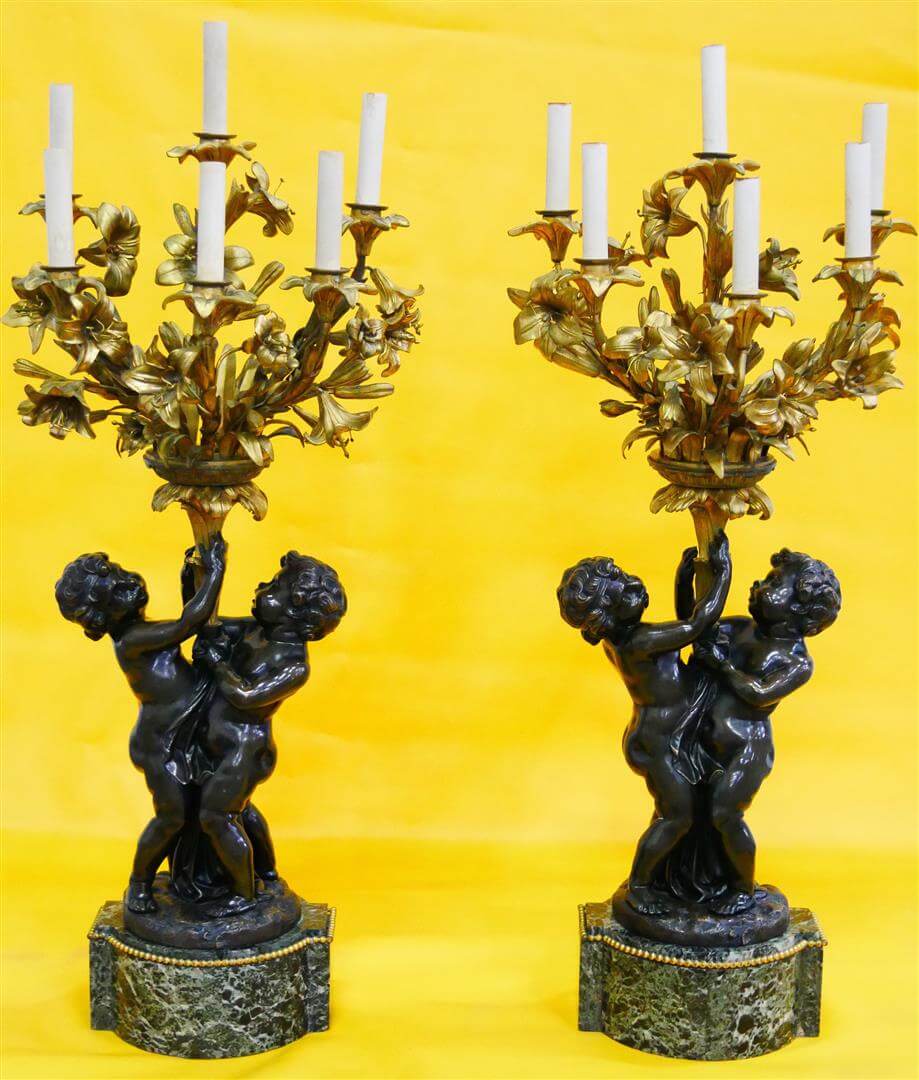 Paire de candélabres à six bras de lumière en bronze ciselé de Style Louis XVI