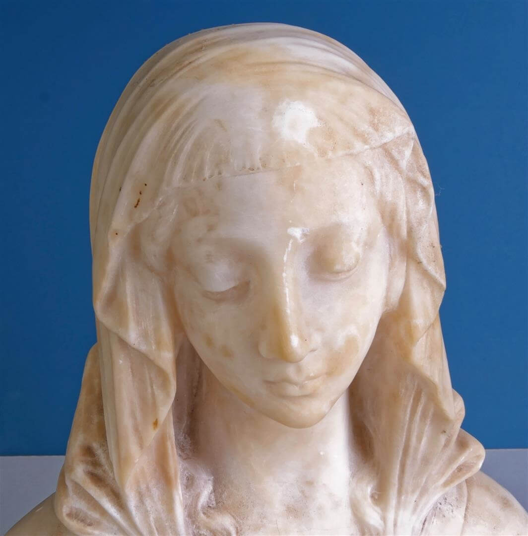 ECOLE DU XIXe SIECLE - Buste de Vierge en prière - Sculpture sur albâtre